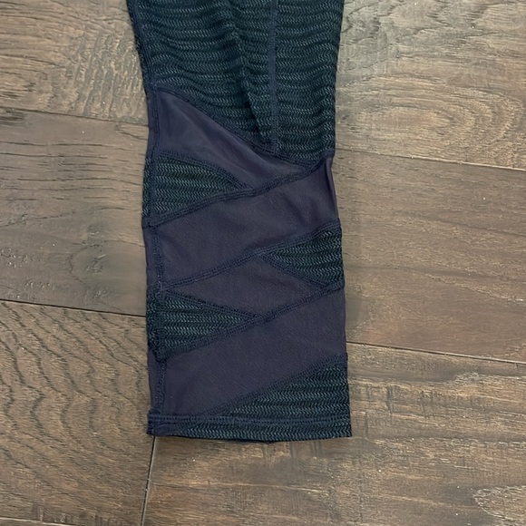 Athleta Women’s Leggings/Yoga Pants Size Small Navy Blue - Picture 3 of 5